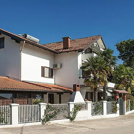 Paolija 4 *